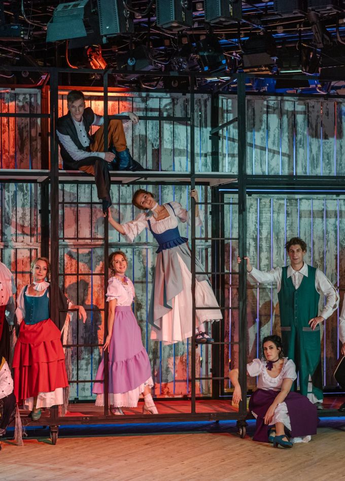 Новогодний серпантин. Собака на сене